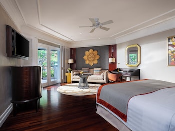 Classic Room, 1 King Bed, Balcony, Garden View