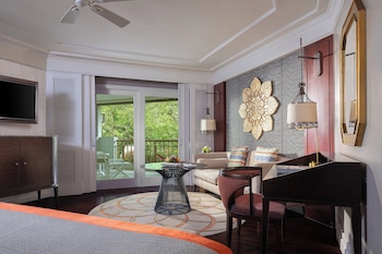 Classic Room, 1 King Bed, Balcony, Garden View