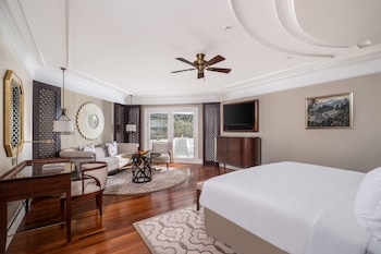 Premium Room, 1 King Bed, Club Lounge Access, Garden View (Balcony)