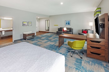 Suite, 1 King Bed, Accessible, Non Smoking