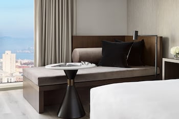 Premier Room, 1 King Bed - Accessible, Bathtub