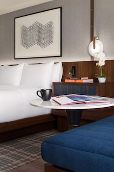 Premier Room, 1 King Bed - Accessible, Bathtub