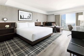 Premier Room, 1 King Bed - Accessible, Bathtub