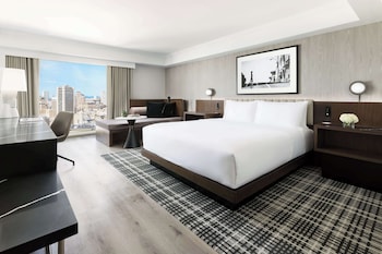 Premier Room, 1 King Bed - Accessible, Bathtub