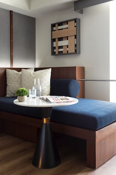 Premier Room, 1 King Bed - Accessible, Bathtub
