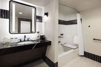 Club Room, 2 Queen Beds, Bathtub