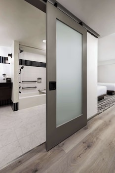 Room, 2 Queen Beds, Bathtub