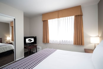 Suite, 1 King Bed with Sofa bed, Kitchen