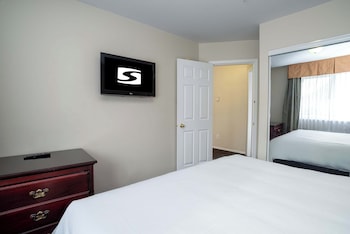 2 Bedroom Suite, 1 King, 1 Queen, Sofa Bed, Kitchen