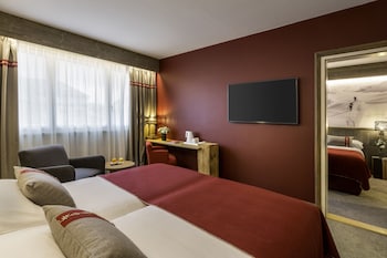 Family Room, Connecting Rooms