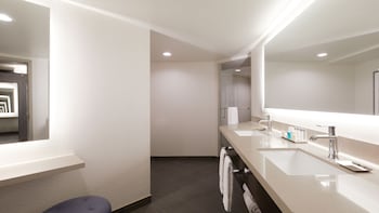 Deluxe Spa Suite 1 King Non-Smoking