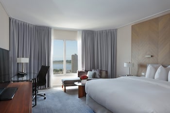 Premium Room, 1 King Bed (Lake Ontario View, High Floor)