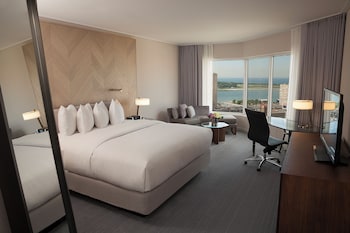 Premium Room, 1 King Bed (Lake Ontario View, High Floor)
