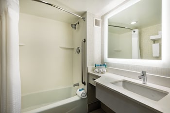 Standard Room, 1 King Bed, Accessible (Accessible Tub)