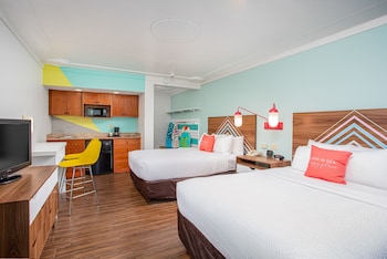 Deluxe Room, Poolside