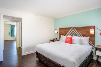 One Bedroom King Suite - Poolside