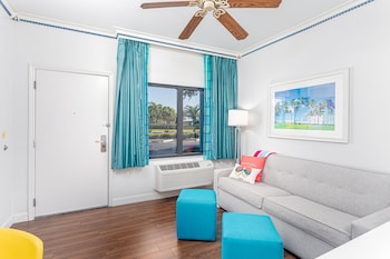 One Bedroom Queen Suite - Poolside