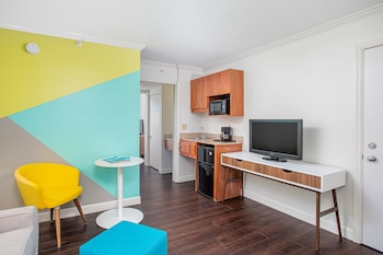 One Bedroom Queen Suite - Ocean view