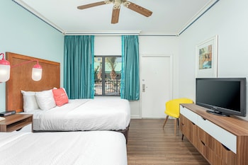 One Bedroom Queen Suite - Poolside
