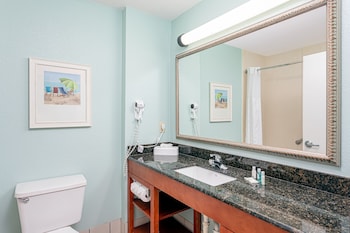 One Bedroom Queen Suite - Poolside