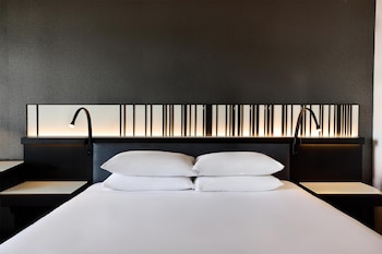 Room, 1 King Bed, Lake View