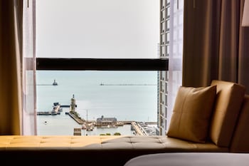 Room, 1 King Bed, Lake View