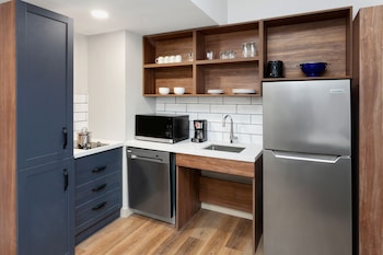 Room, 1 Queen Bed, Roll-in Shower (Communications, Roll-In Shower)