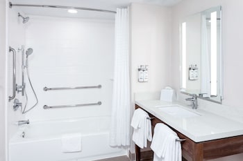 Room, 1 Queen Bed, Accessible Bathtub (Communications, Mobility)