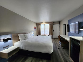 Room, 1 King Bed, Mobility Accessible, Non Smoking (Mobility, Bathtub W/grab Bars)