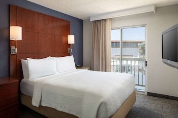 Suite, 1 Queen Bed with Sofa bed, Accessible (Mobility Roll in Shower One Bedroom)