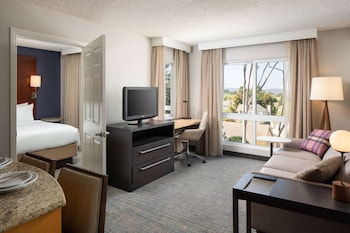 Suite, 1 Queen Bed with Sofa bed, Accessible (Mobility Roll in Shower One Bedroom)