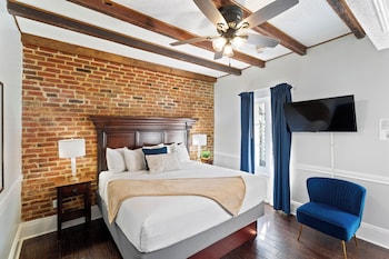 Classic Room, 1 King Bed, Non Smoking