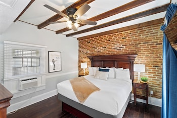 Classic Room, 1 King Bed, Non Smoking
