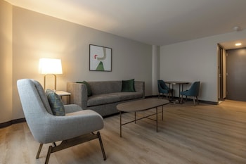 Suite, 1 Bedroom (Dining Area)