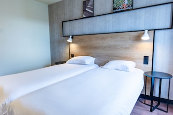 Standard room (2 single beds and a child's bed)