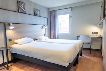 Standard room (2 single beds and a child's bed)