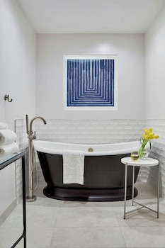 Room, 1 King Bed (Mobility Accessible, Tub)