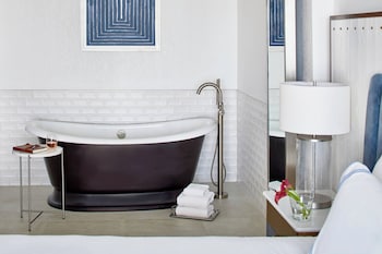 Deluxe Room, 1 King Bed (Mobility Accessible, Tub)