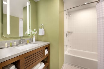 Classic Room, 2 Queen Beds, Bathtub
