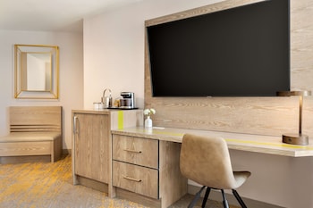 Room, 1 King Bed, Accessible (Hearing)