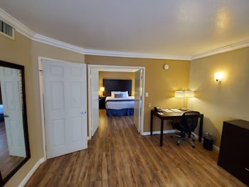 Executive Suite, 1 King Bed, Non Smoking