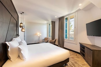 Suite, 1 King Bed, Non Smoking (Larger Room;with Sofabed)