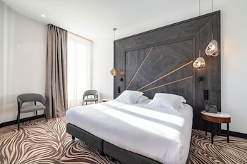 Suite, 1 King Bed, Non Smoking (Larger Room;with Sofabed)