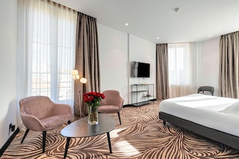 Suite, 1 King Bed, Non Smoking (Larger Room;with Sofabed)