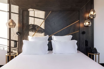 Suite, 1 King Bed, Non Smoking (Larger Room;with Sofabed)
