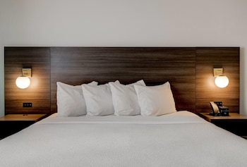 1 King Bed, Refreshed Deluxe Room, Non-Smoking