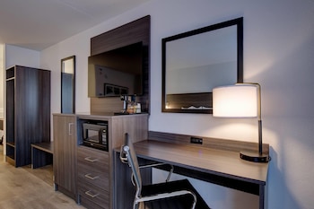 1 King Bed, Refreshed Deluxe Room, Non-Smoking
