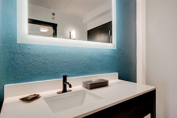2 Queen Beds, Refreshed Deluxe Room, Non-Smoking