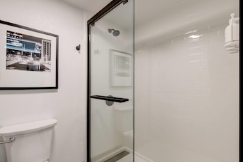 1 King Bed, Refreshed Deluxe Room, Non-Smoking