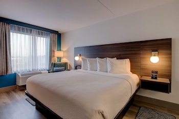 1 King Bed, Refreshed Deluxe Room, Non-Smoking